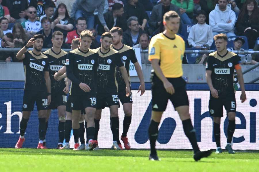Elversberg springt nach Magdeburgs Patzer auf den Relegationsplatz.