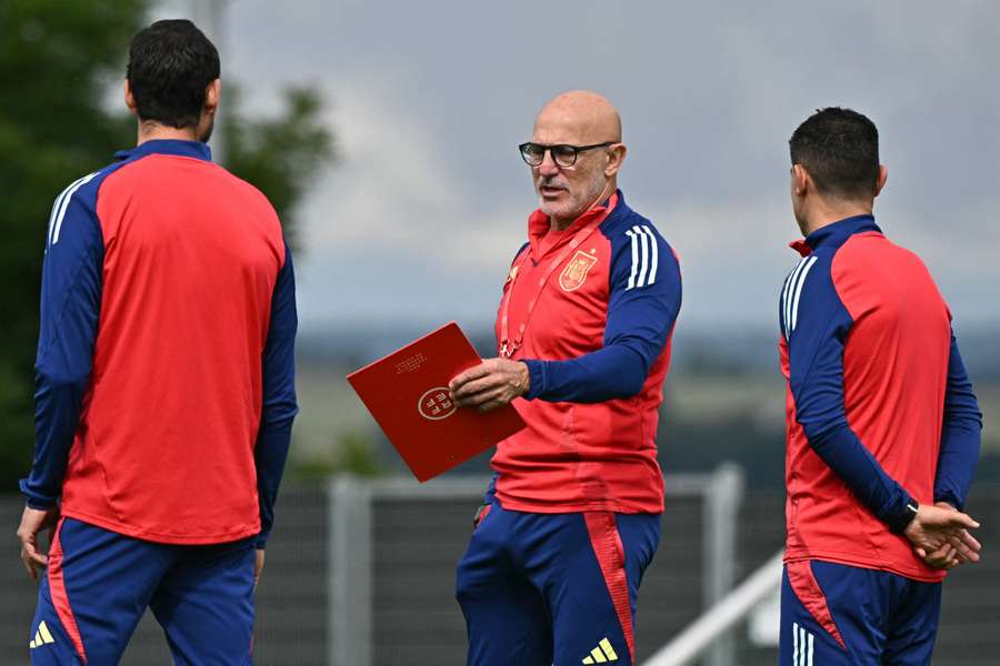 Spain manager Luis de la Fuente takes training