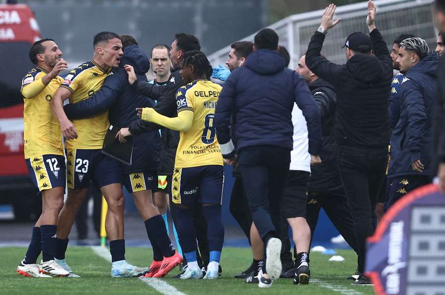 A festa dos jogadores do Estoril após triunfo com o Arouca