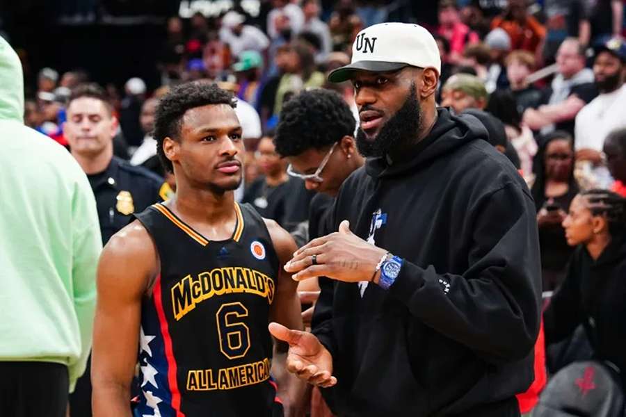 Bronny James (L), søn af NBA-stjernen LeBron James (R), fik hjertestop, mens han trænede med sit collegehold.