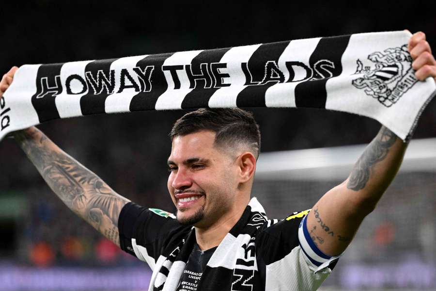 Bruno Guimaraes, del Newcastle United, celebra su victoria contra el Liverpool