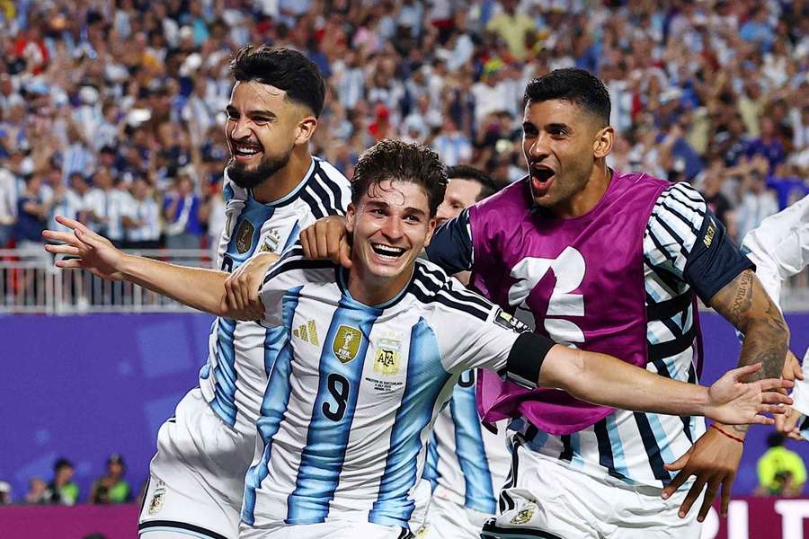 Julián Álvarez celebra su gol ante Suiza