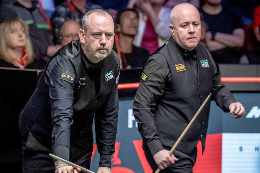 Mark Williams (l.) und John Higgins (r.) liefern sich ein Kopf-an-Kopf-Duell.