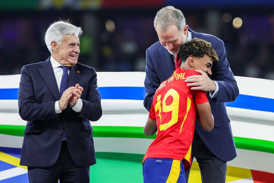 Pedro Rocha (left) looks on as King Felipe VI of Spain embraces Lamine Yamal after the Euro 2024 final against England