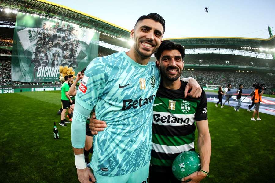 Rui Silva com Ricardo Esgaio na celebração do título
