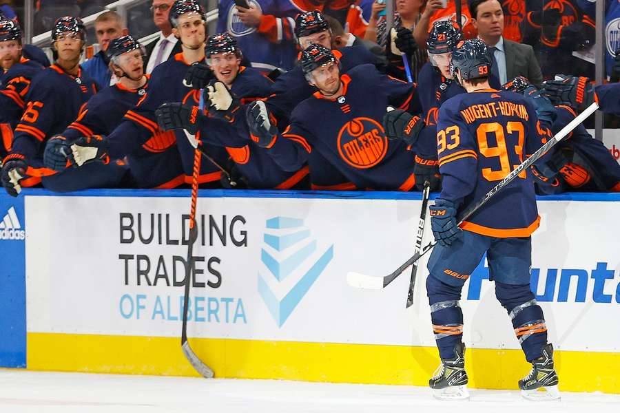 Draisaitl gratuliert Nugent-Hopkins (am Eis)