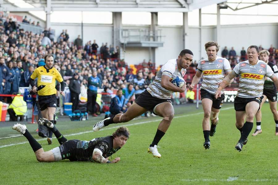 Suleiman Hartzenberg of Stormers runs through to score a try