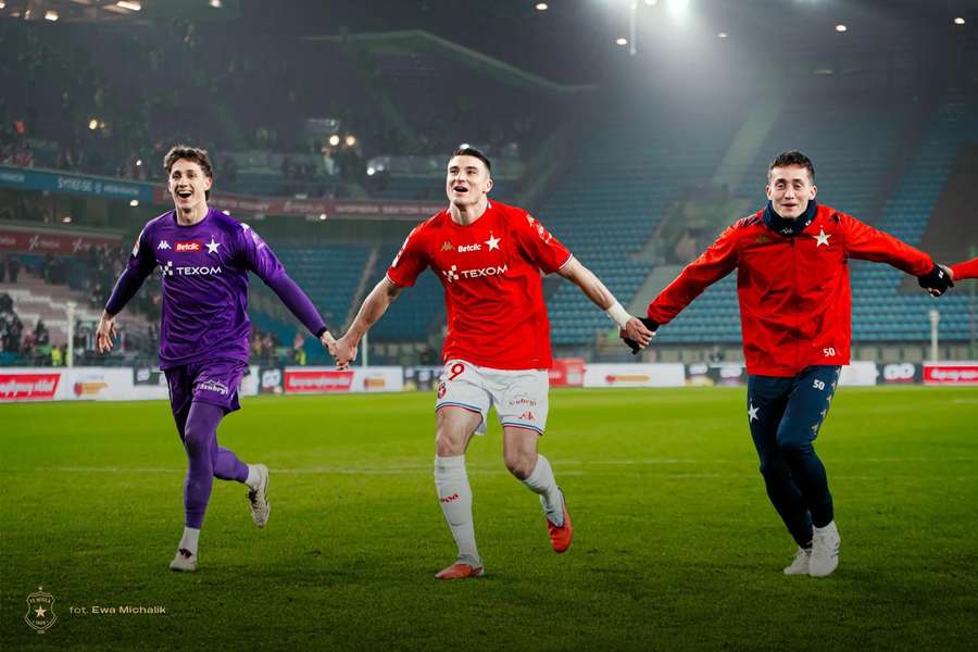Jordi Sánchez festeja uma vitória com os seus companheiros de equipa