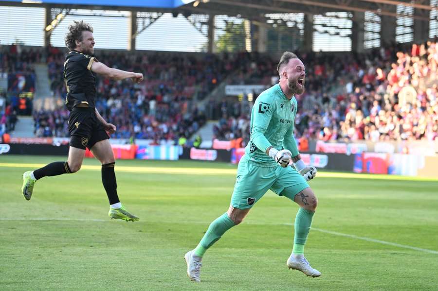 Brankář Dominik Holec v euforii po výhře Baníku v Plzni.