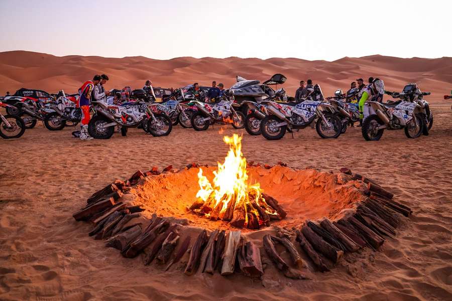 Účastníci Rallye Dakar při premiérové dvoudenní etapě spali v improvizovaných bivacích v poušti. 