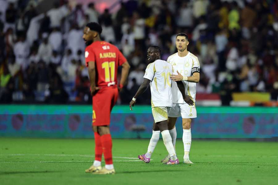 Mané marcou, Ronaldo ficou em branco