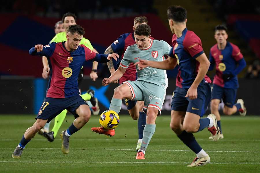 Julián Álvarez, circondato dai giocatori del Barcellona