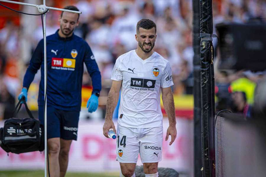 Gayà, con gesto dolorido tras sufrir la lesión ante el Rayo