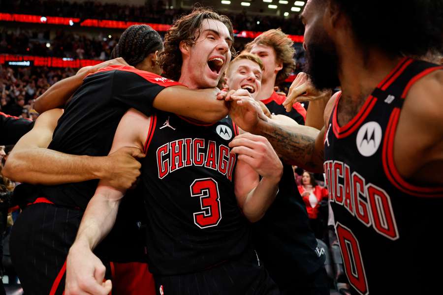 Josh Giddey celebrates with his Chicago Bulls teammates after hitting a game-winning shot against the Lakers (2025)
