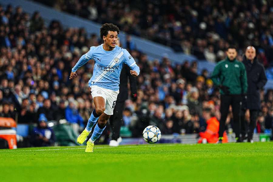 Oscar Bobb en acción con el Manchester City
