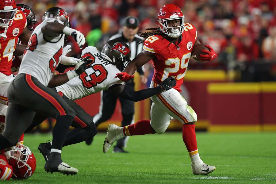 Kareem Hunt (r.) gelang der entscheidende Touchdown in der Overtime