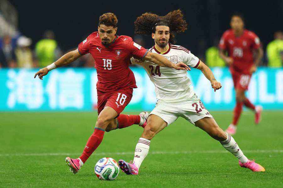 Cucurella marca a Pedro Neto Cucurella marca a Pedro Neto