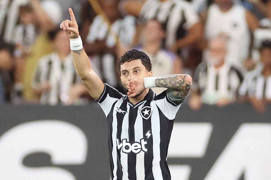 Alex Telles garantiu a vitória do Botafogo sobre o Juventude