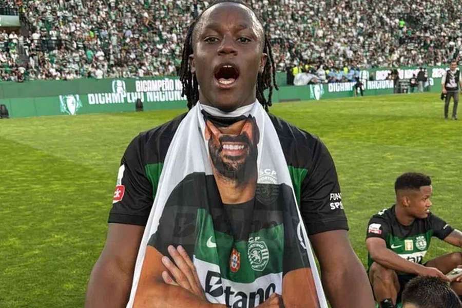 Quenda com a camisola com a imagem de Esgaio nos festejos do título Quenda com a camisola com a imagem de Esgaio nos festejos do título