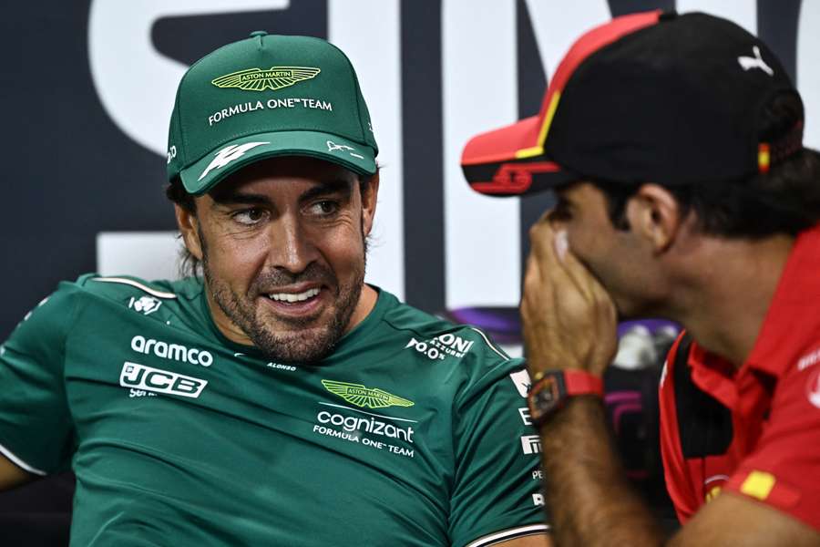 Fernando Alonso discute con Carlos Sainz