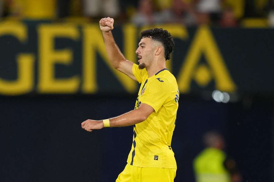  Mikautadze celebra un gol