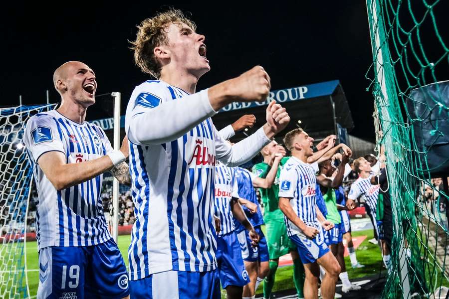 Jakob Breum viert een overwinning met zijn de fans van Odense BK