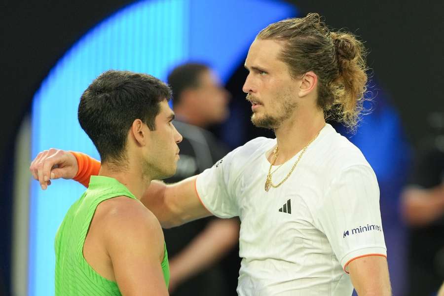 Zverev s Alcarazem svedli velkou bitvu. Zverev s Alcarazem svedli velkou bitvu.