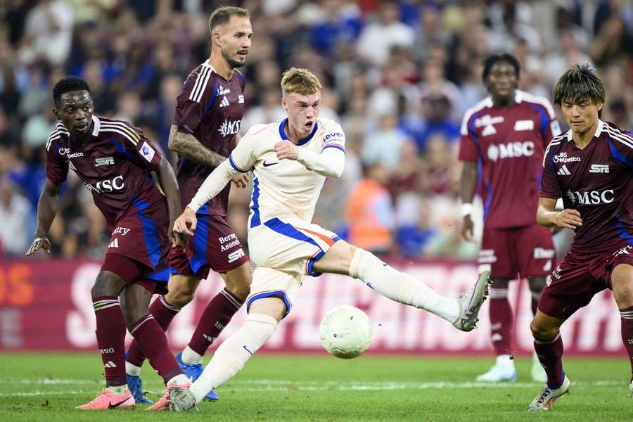 Chelsea's midfielder Cole Palmer, center, fights for the ball 