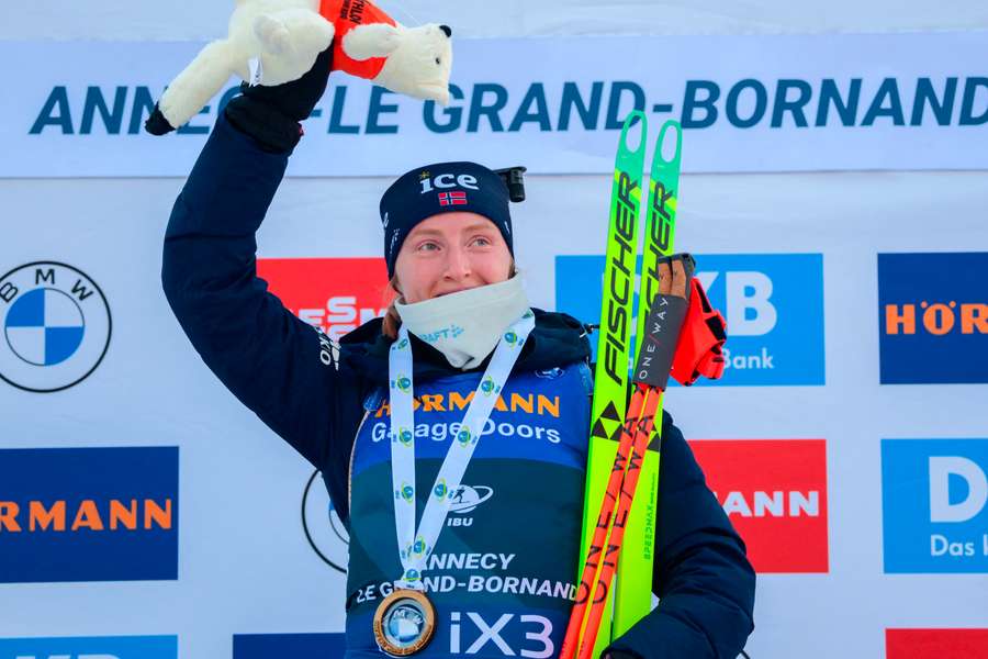 Kirkeeideovej radosť na pódiu po triumfe v pretekoch s hromadným štartom.