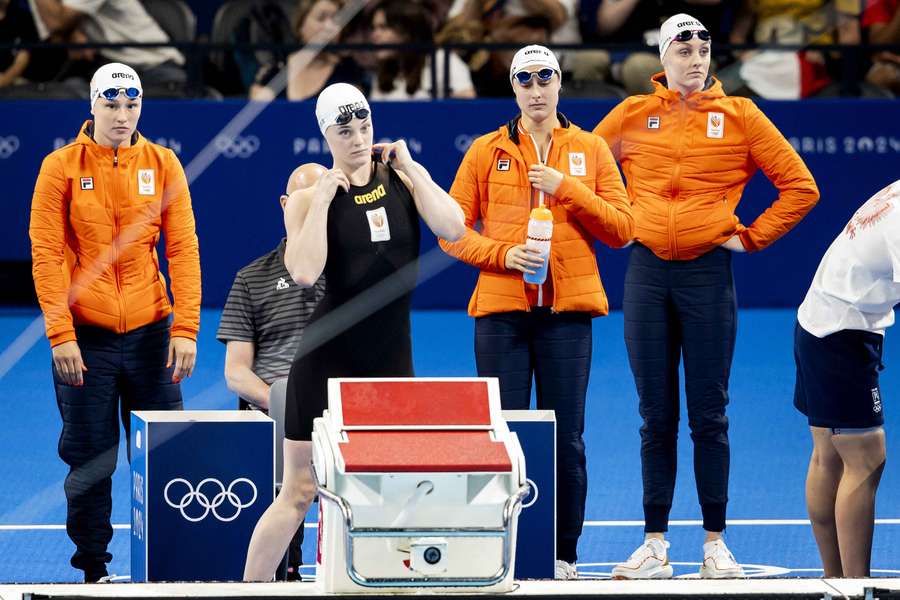 Kim Busch, Tessa Giele, Sam van Nunen en Marrit Steenbergen voorafgaand aan de 4x100 vrij