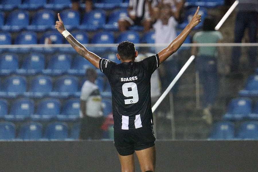 Tiquinho selou classificação do Botafogo com três gols