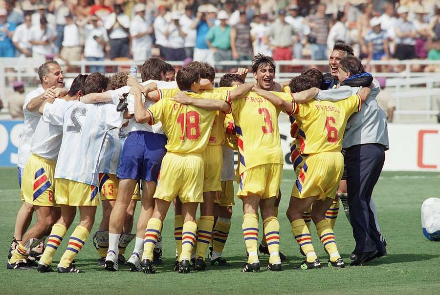 A equipa da Roménia comemora a vitória por 3-2 sobre a Argentina