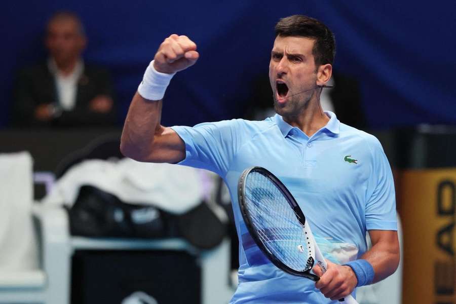 Djokovic festeja un punto en el campo