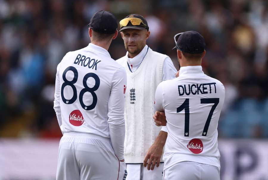 England lead Pakistan by 238 runs