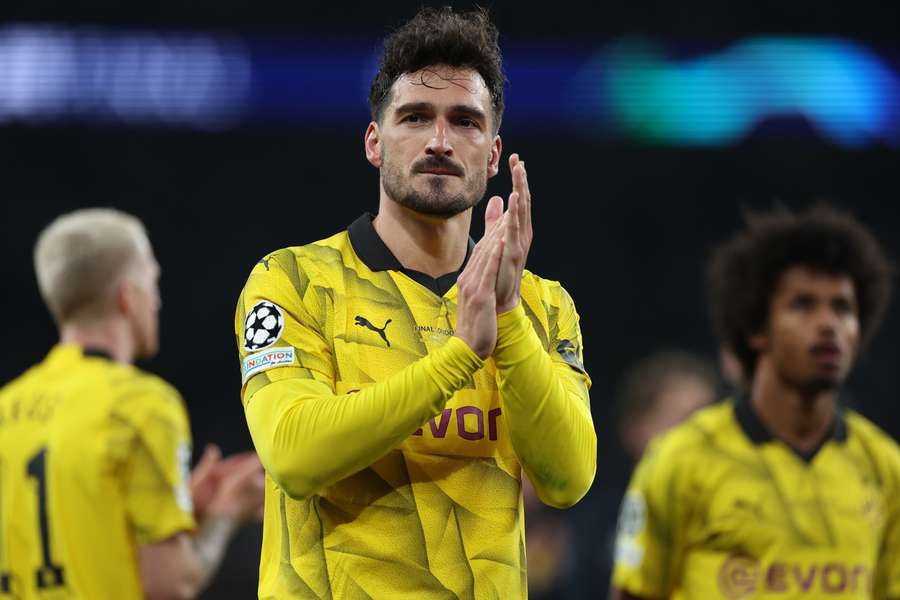Mats Hummels of Dortmund applauds supporters after losing the Champions League final