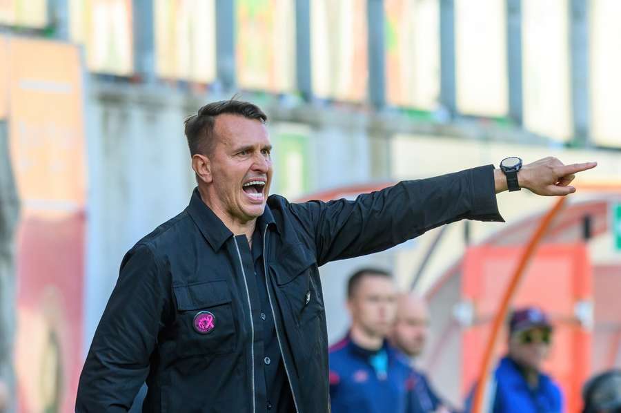 Lubin, 18.10.2026. Trener KGHM Zagłębia Lubin Leszek Ojrzyński podczas meczu 11. kolejki piłkarskiej Ekstraklasy z Jagiellonią Białystok, 18 bm. Lubin, 18.10.2026. Trener KGHM Zagłębia Lubin Leszek Ojrzyński podczas meczu 11. kolejki piłkarskiej Ekstraklasy z Jagiellonią Białystok, 18 bm.