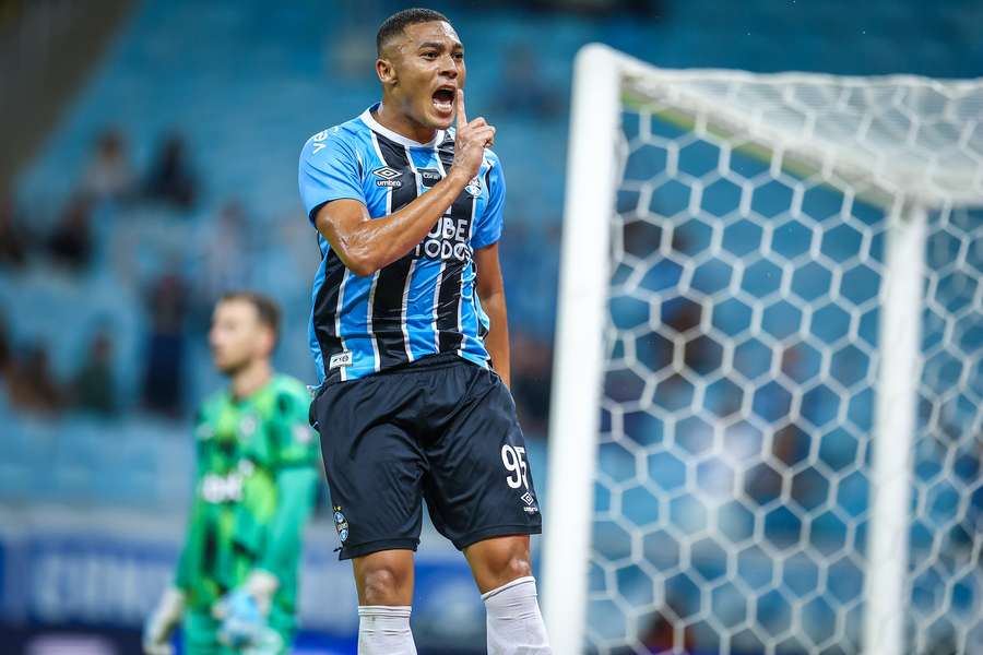 Carlos Vinícius fez três gols em Grêmio 5x3 Botafogo