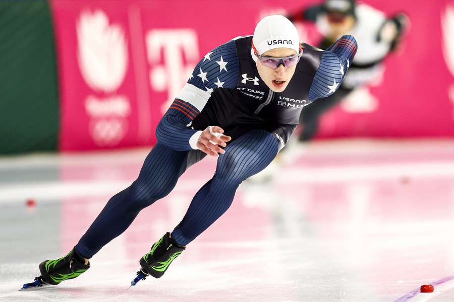 Jordan Stolz uit de Verenigde Staten op het ijs van Thialf in Heerenveen