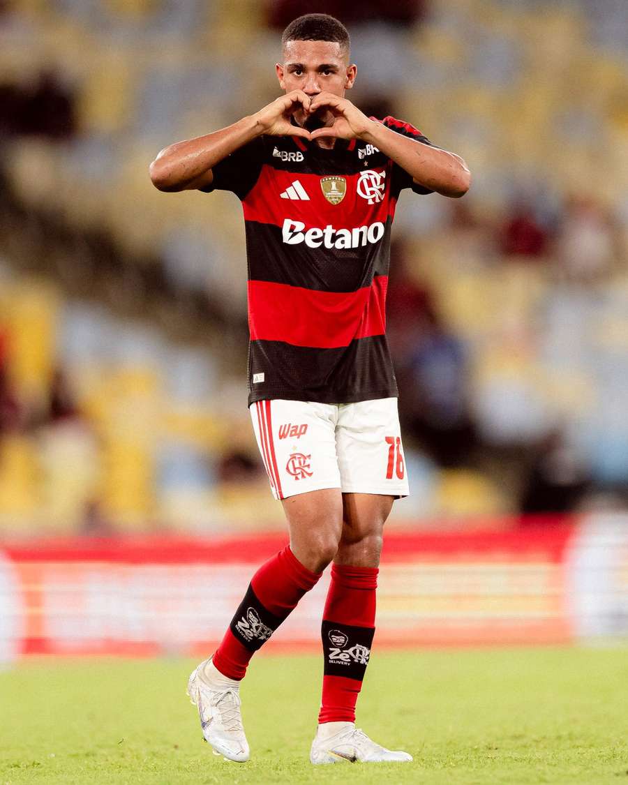 Samuel Lino teve grande noite no Maracanã