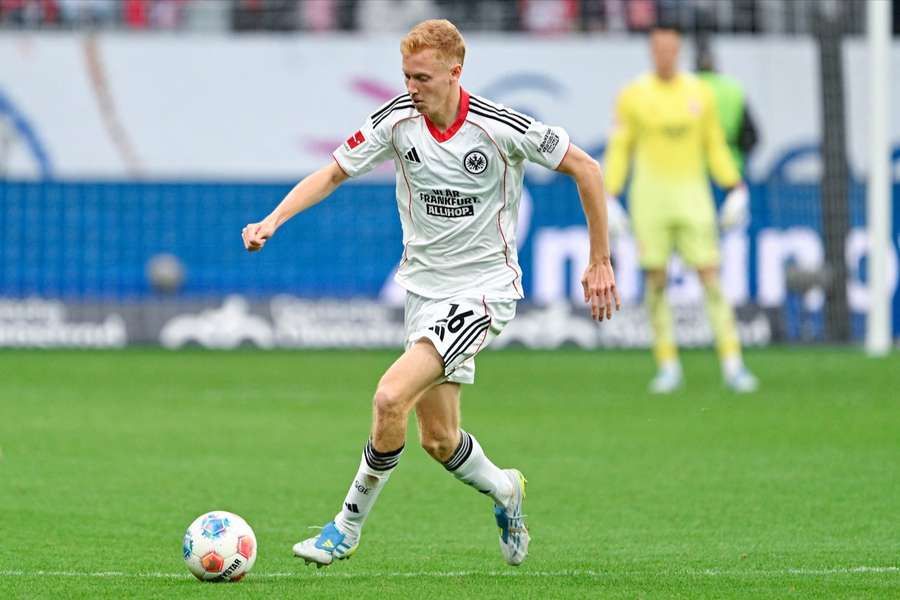 Hugo Larsson im Einsatz für Eintracht Frankfurt gegen den 1. FC Köln.