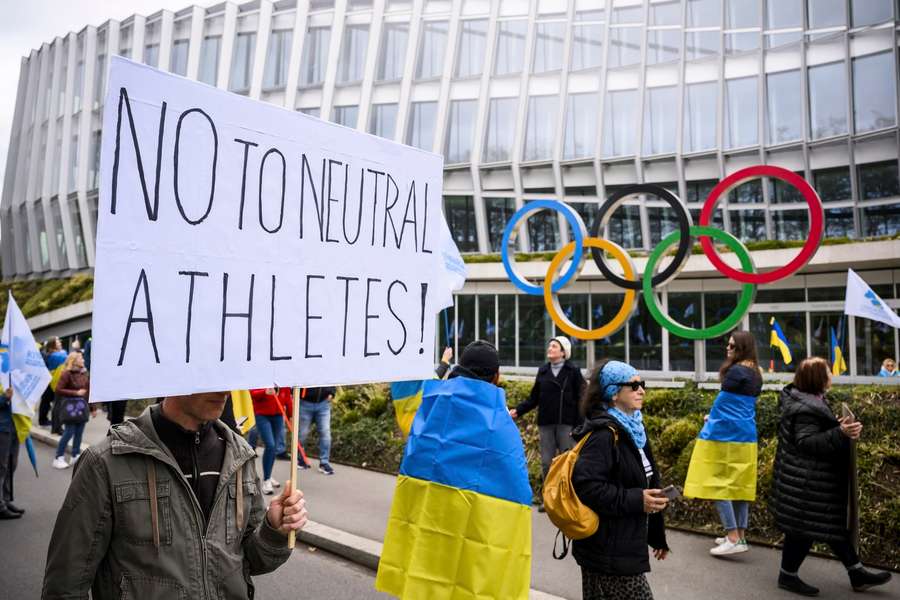 Protestatari cerând scoaterea totală din competițiile olimpice a sportivilor ruși