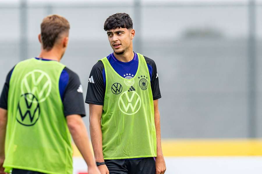 Aleksandar Pavlovic no treino da seleção