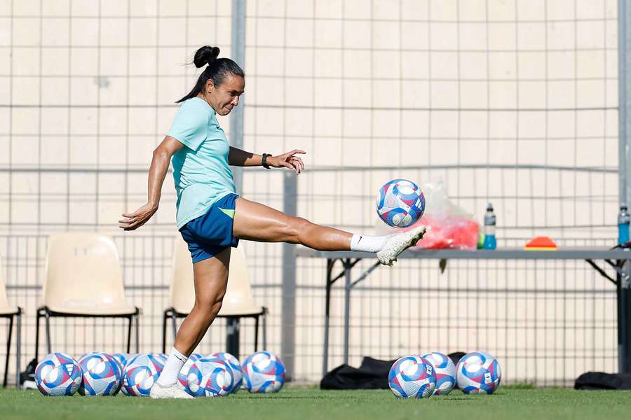 A jogadora de 38 anos treinando na França