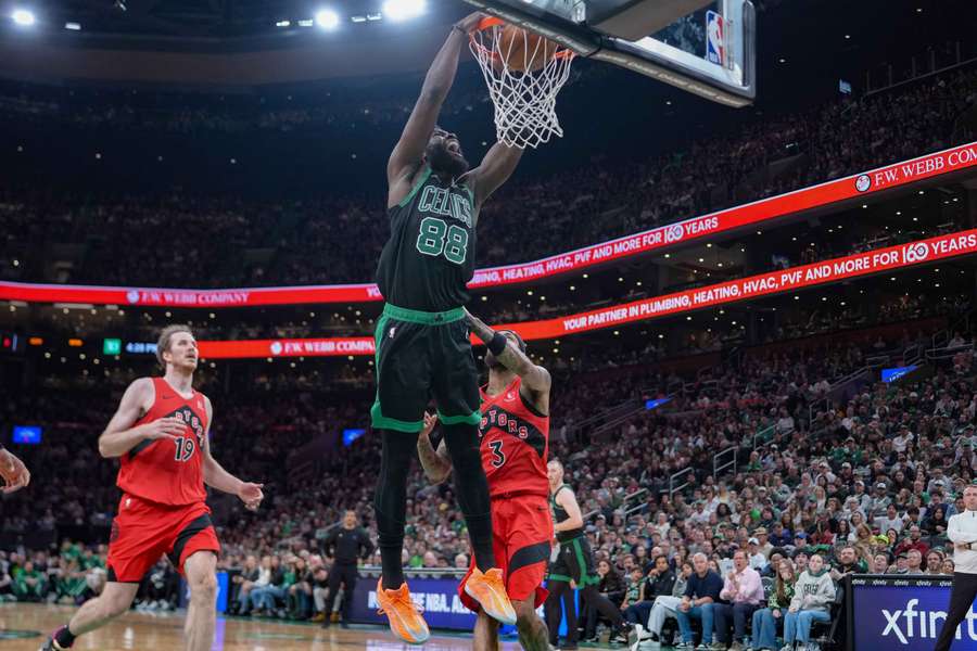 Neemias Queta afunda diante dso Raptors
