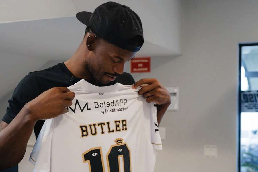 Butler com camisa personalizada do Santos Butler com camisa personalizada do Santos