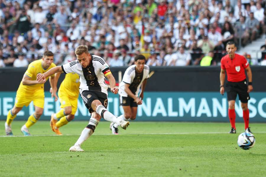 Joshua Kimmich vyrovnal v 91. minutě z penalty na konečných 3:3.