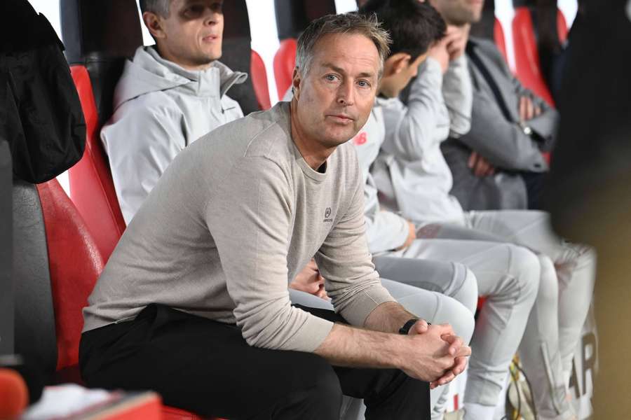 Trenér Leverkusenu Kasper Hjulmand během zápasu s Bayernem.