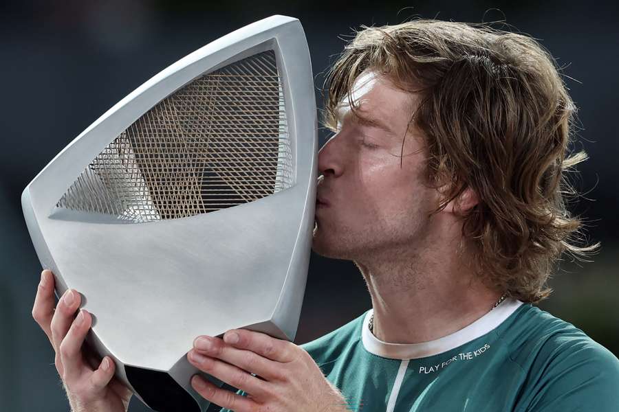 Andrey Rublev durfte am Sonntagabend die Trophäe von Madrid küssen