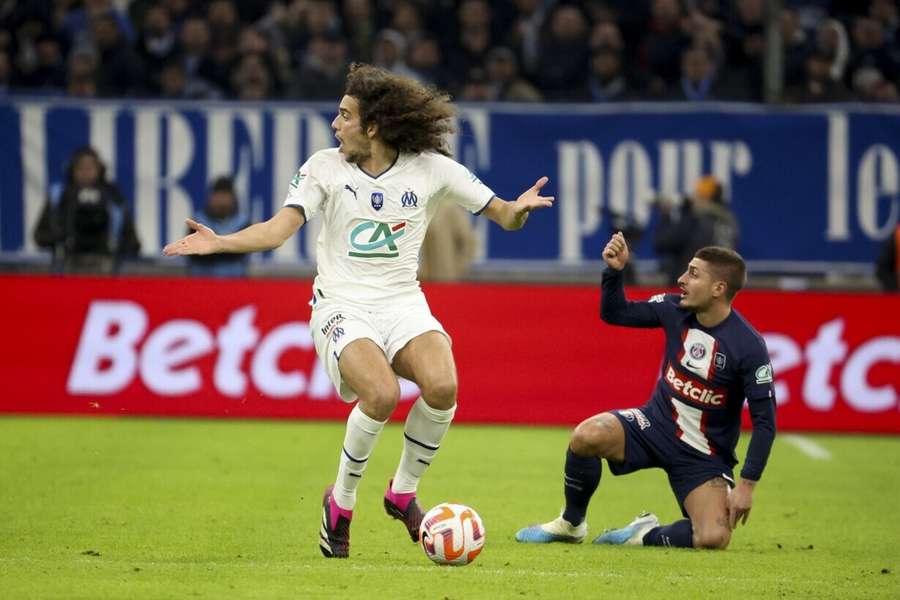 Marseilles Guendouzi weiß nicht, was er getan hat — Marco Verratti fordert vom Schiedsrichter jedenfalls Gelb (re.)