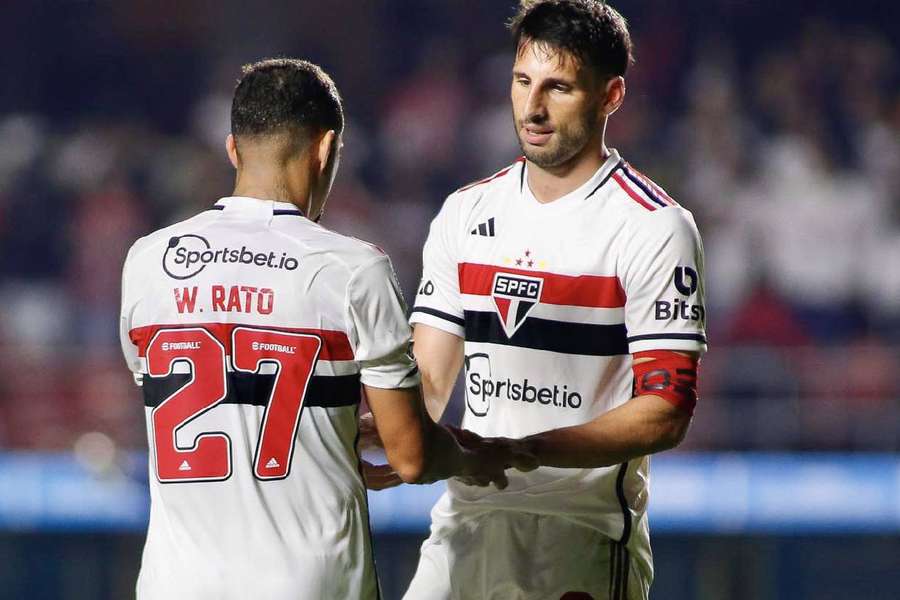 Calleri festeja com Wellington Rato após o golo que selou a vitória do São Paulo